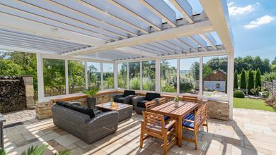Terrasse mit Lamellendach als Sonnenschutz, Allwetterdach ESCO