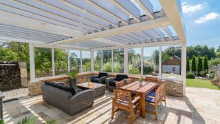 Terrasse mit Lamellendach als Sonnenschutz, Allwetterdach ESCO