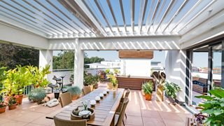 Dachterrasse mit Pflanzen und integriertem Terrassendach, Allwetterdach ESCO