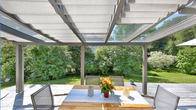 Terrasse mit Tisch und Sonnenschutzsystem, SPANNMAXXL Wolkenbahnen, Pergola-Beschattung