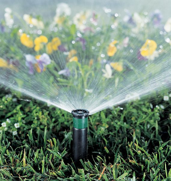 Automatische Beregnungsanlage: Bewässerungsanlage für den Garten gibt