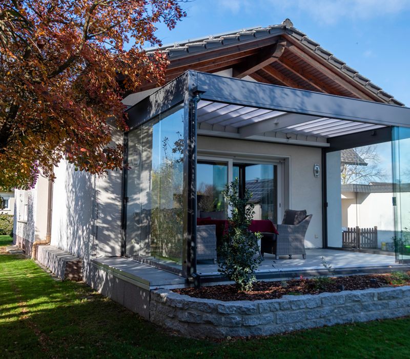 Terrasse mit Lamellendach und Glas-Seitenwänden, Allwetterdach ESCO